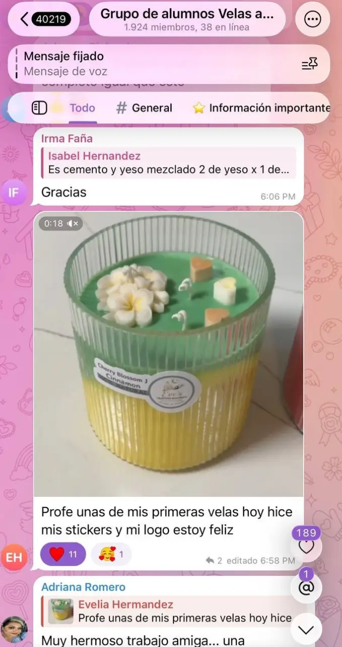 Alumna muestra una de sus primeras velas decorada con el sticker de su propio logo